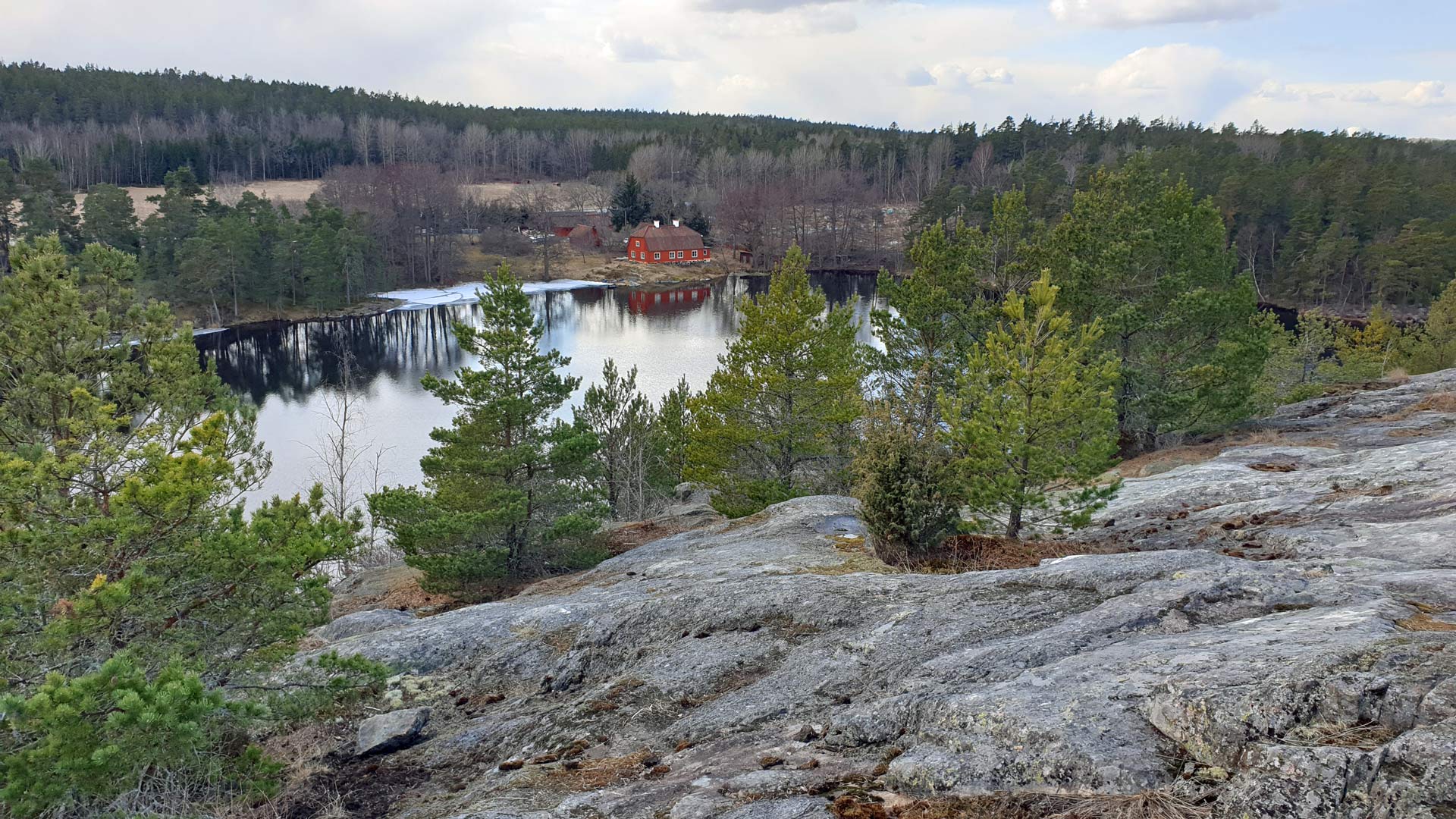 Utsikt mot Källtorpssjön (från vandring Skarpnäck-Nacka kvarn 31:a mars 2022)