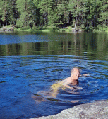 Härligt bad vid norra udden av Kvarnsjön