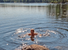 Härligt dopp i Stensjöns ännu varma vatten