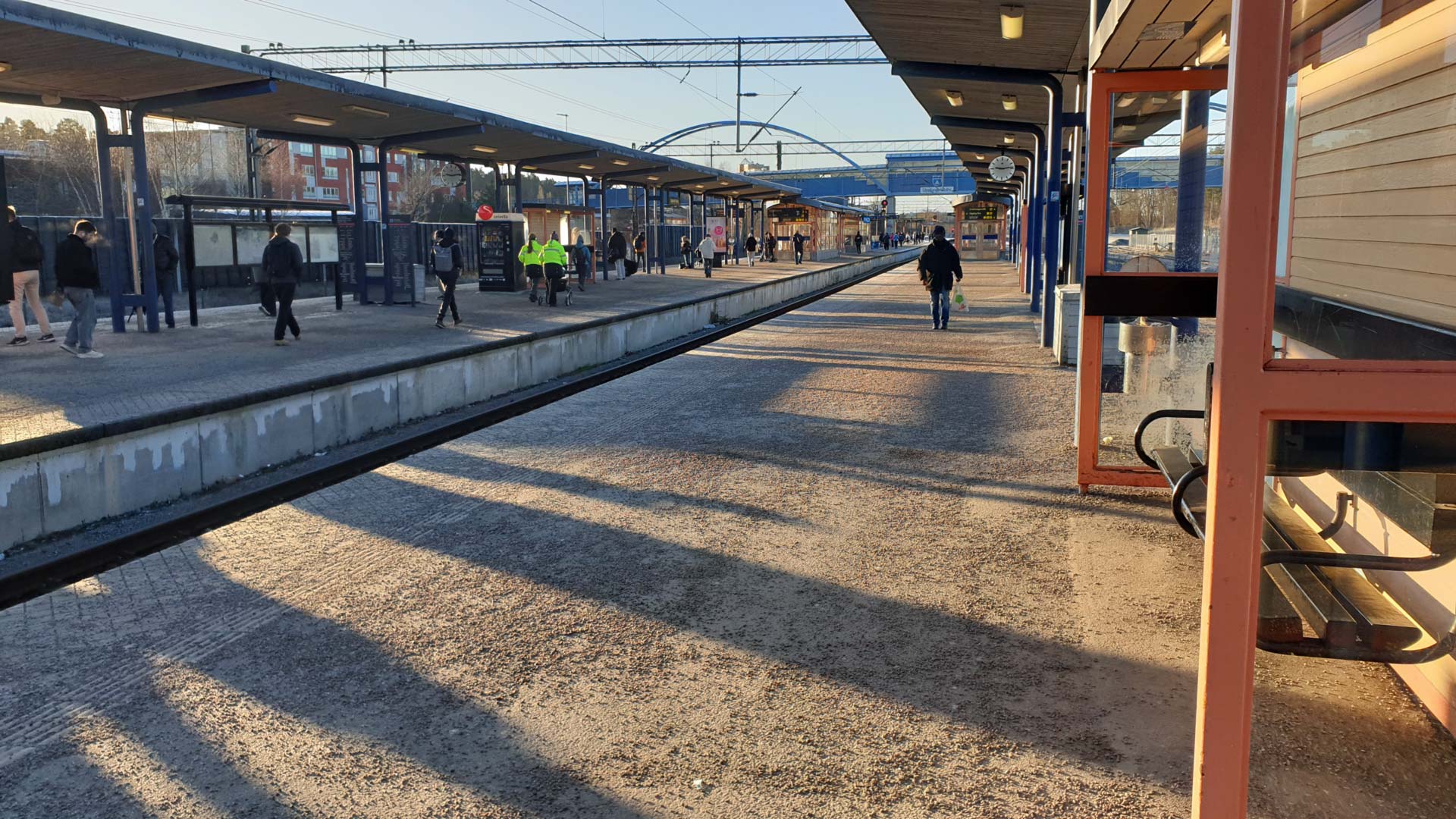 Starten vid Upplands Väsby station. Härligt väder, soligt, lugnt och -3 grader 09:14  (Upplands Väs by - Norra Stäket via Ängsjö 2025-02-06 16 km)