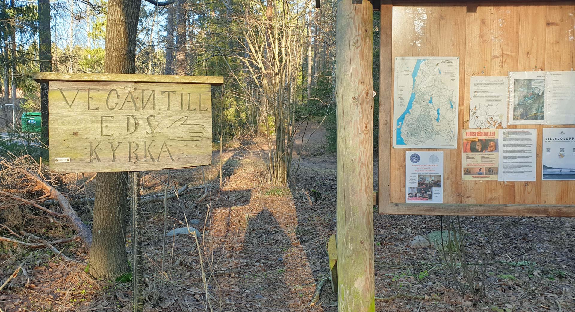 ´Vegän till Eds kyrka´ - är ett barndomsminne från mina barndomsår. Då var den hjälpligt uppspikad på sniskan. Skylten är numera i förvar, detta är en alltför perfekt replika. Beundra dem som tog sig ända till kyrkan bara med hjälp av denna skylt! 13:41  
