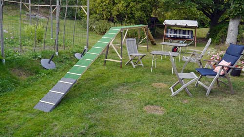 <span lang="en">The balance boom just finished. The picture shows that you need a lot of space for an agility course
		</span>