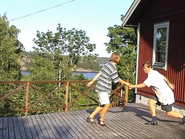 Litet swing på altanen vid sommarstället på Tynningö en eftermiddag 2001